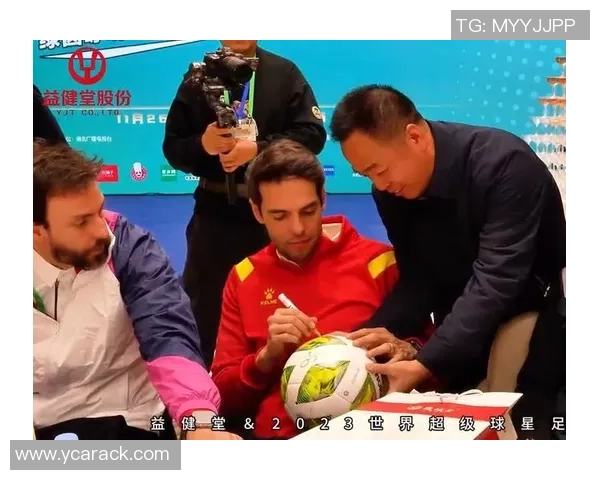 全球足球巨星齐聚一堂合照，众多顶级球员同框展现足球魅力