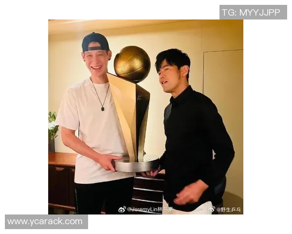 周杰伦与足球巨星同框合影展现不一样的跨界魅力与运动风采