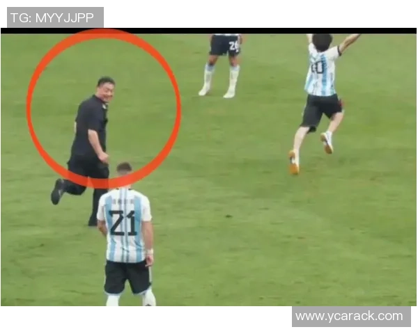 外国球迷冲进球场抱住球星引发热议 球场安全问题再次引关注