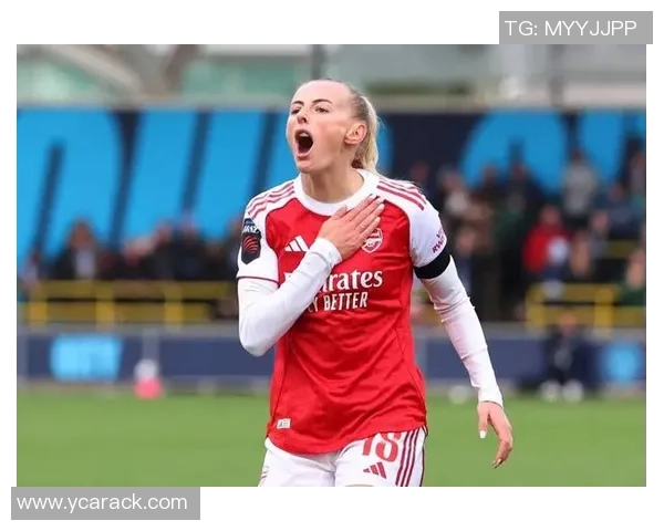 女足球星赛后脱下鞋子放松瞬间展现坚韧与优雅的双重魅力