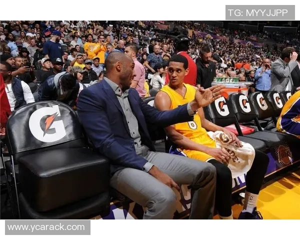 绿茵巨星温情圣诞时刻闪耀球场外温暖瞬间